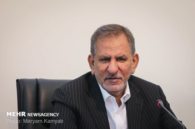 جهانگیری در همایش بیمه سلامت سخنرانی می کند