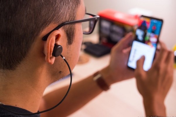 آثار مخرب استفاده از هدفون و هندزفری بر سلامت گوش